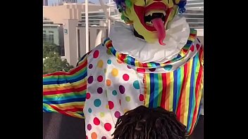 Clown gets head at amusement park