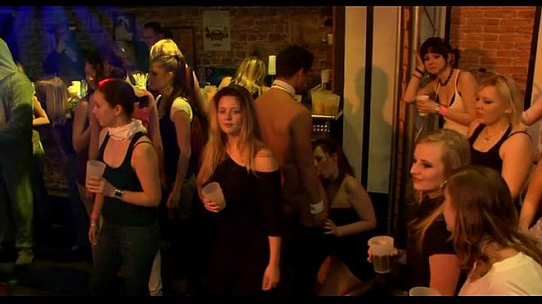 cheeks absorbing pecker in club