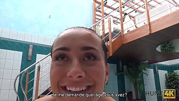 HUNT4K. Un duo a besoin d’argent alors pourquoi un garçon regarde sa fille se faire baiser