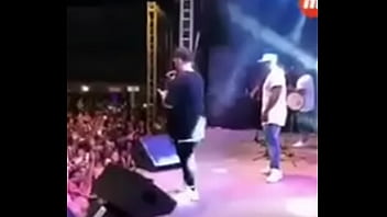 Corno deixa a namorada ganhar uma sarrada