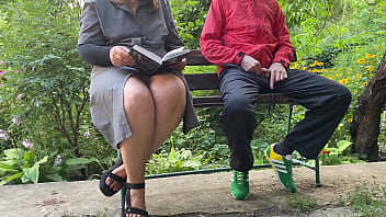 Gorgeous outdoor handjob from a hot cougar