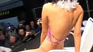 Sexy chick shows off her fantastic figure