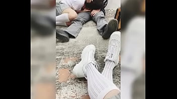 Mejores Amigas Estudiantes se Graban en la Escuela Chupándosela a un Alumno y Cogiendo. Sexo Casero!  # 1