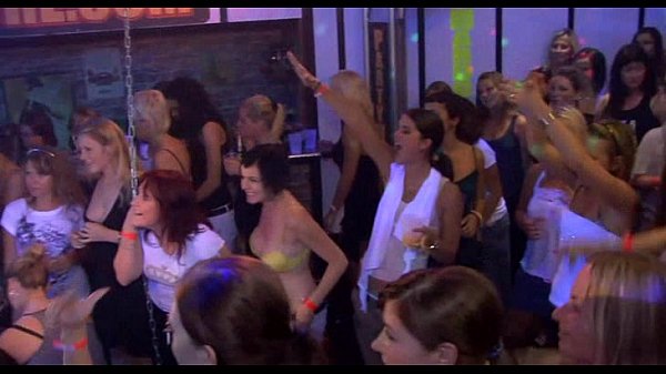 cheeks devouring shlong in club