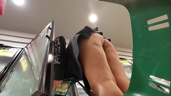 Puse una camara en el carrito del supah y grabe una culona sin bragas, el mejor UPSKIRT que veras hoy en HD y no mamadas