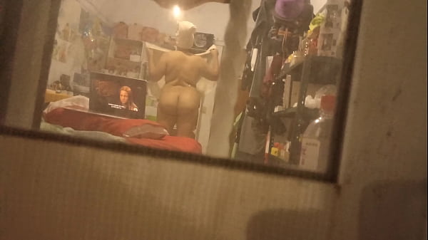 Mi tia dejo las cortinas abiertas y pude grabarla mientras se vestia después de la ducha