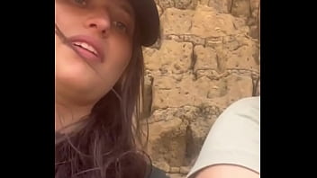 Dos lesbianas se tocan hasta llegar al orgasmo en la esquina de un pueblo tratando de evitar que alguien las vea