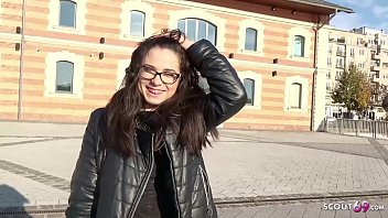 GERMAN SCOUT – Junge Maus nach der Schule in den Arsch gefickt bei Strassen Casting