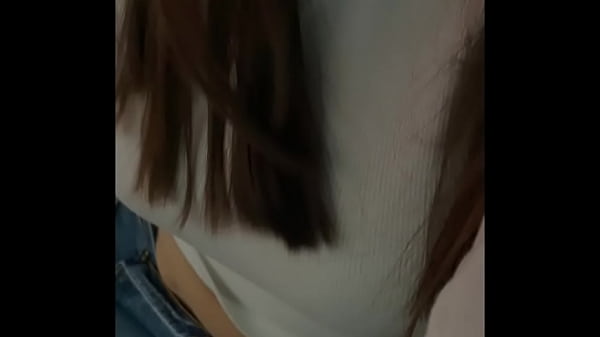 La cachan enseñando las bubis en publico dentro del coche