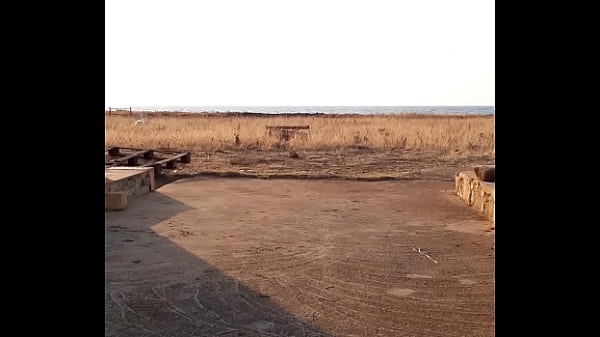 Pisciata all’aperto vicino al mare