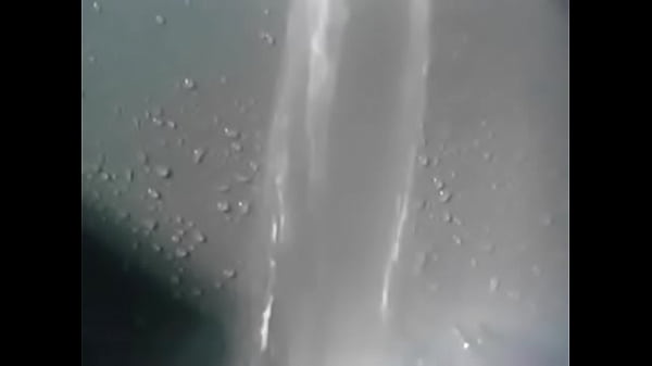 torneira safada emitindo agua por 1 minuto