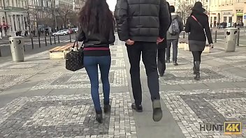 HUNT4K. Jocelyne Z adora la polla de un extraño frente a un cornudo gruñón