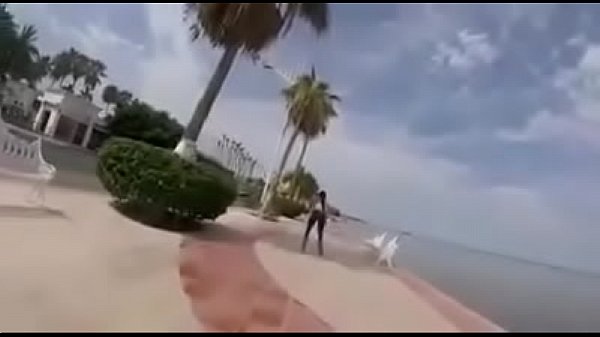 Patinando mientras enseña el culo