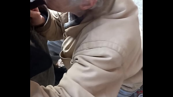 Cleaning lady providing me a gumjob outside