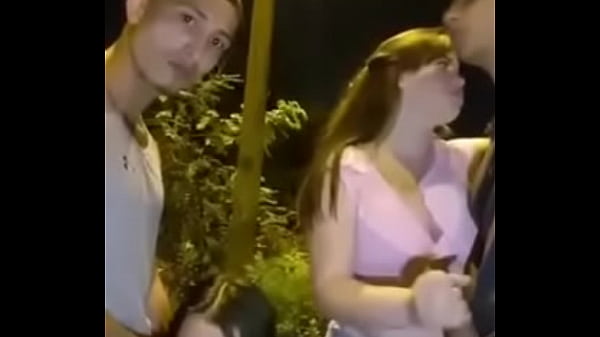 Novinhas chupando em público.