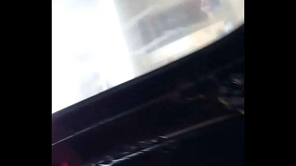 Bajo falda en el bus