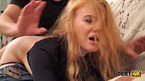 Debt4k. Une poupée jeune fille remarquable a des relations sexuelles passionnées avec un collecteur de prêts