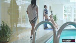 Lexi and MILF Samantha share a pecker